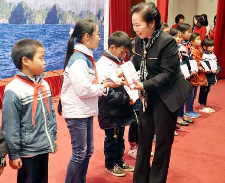 国家副主席阮氏缘向广宁省贫困学生颁发“我不要辍学”奖学金